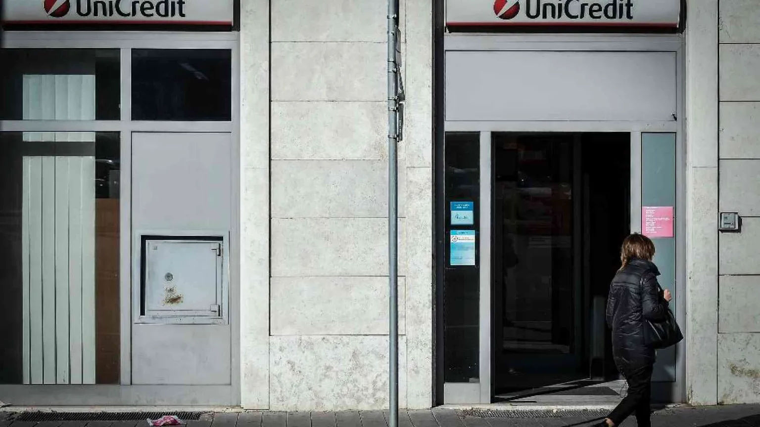 Bufera politica e in Borsa per la voce (smentita) di una tassa sulle banche