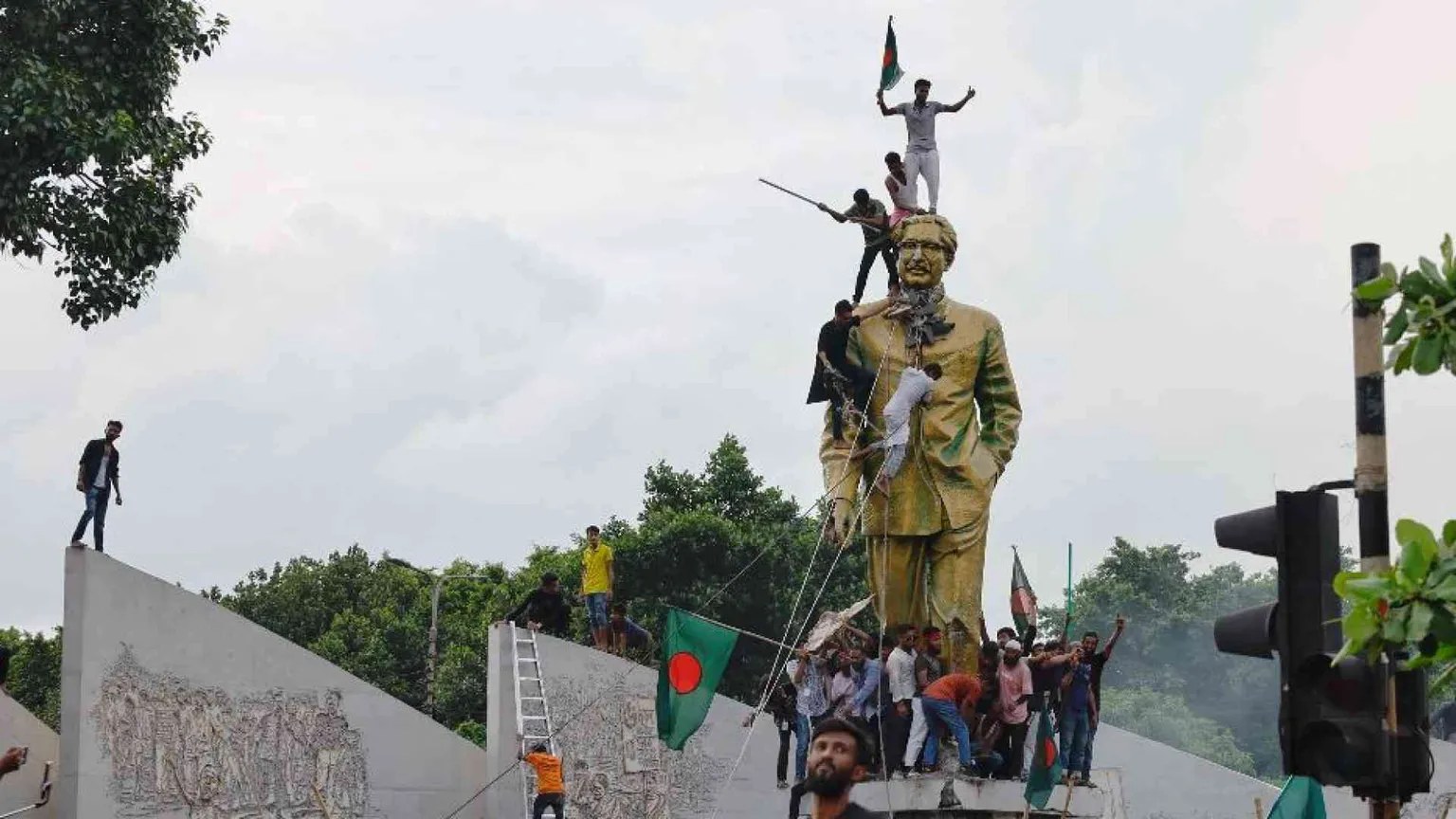 Bangladesh, l'esercito toglie il coprifuoco e riapre le scuole