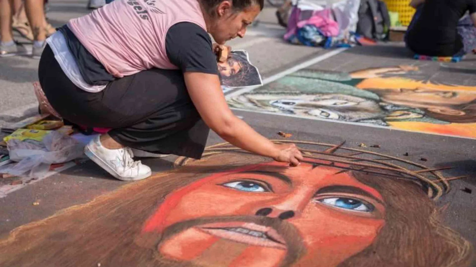 La Divina Commedia dei madonnari (e la “Mater Gratiae” arriva dal fiume)