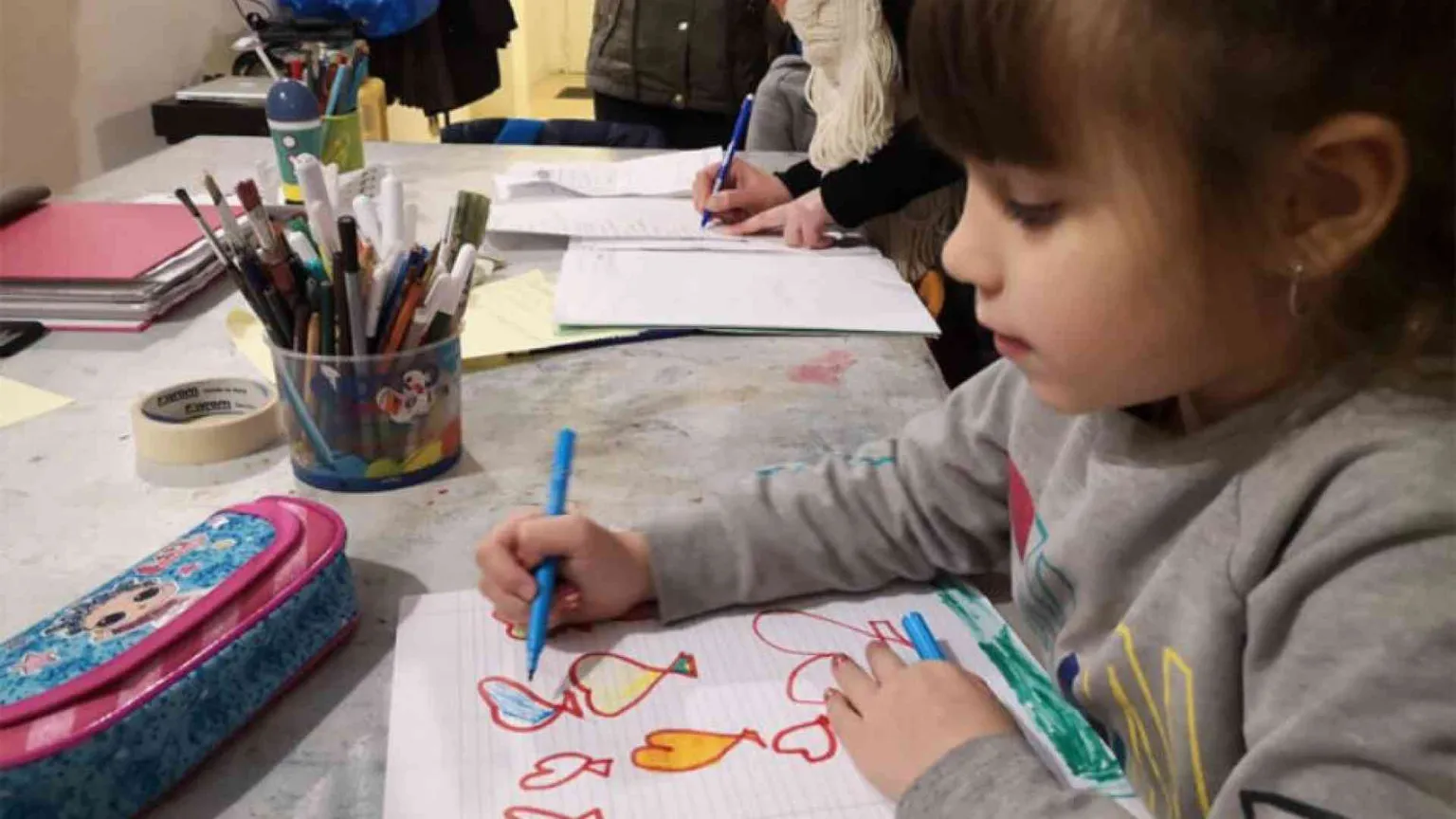 Per i bambini più poveri quaderni e matite nascono sull'albero