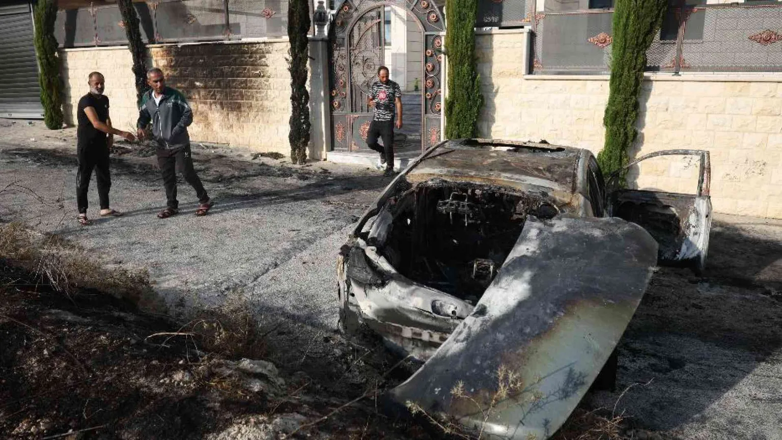 Coloni attaccano e incendiano villaggio in Cisgiordania: un morto