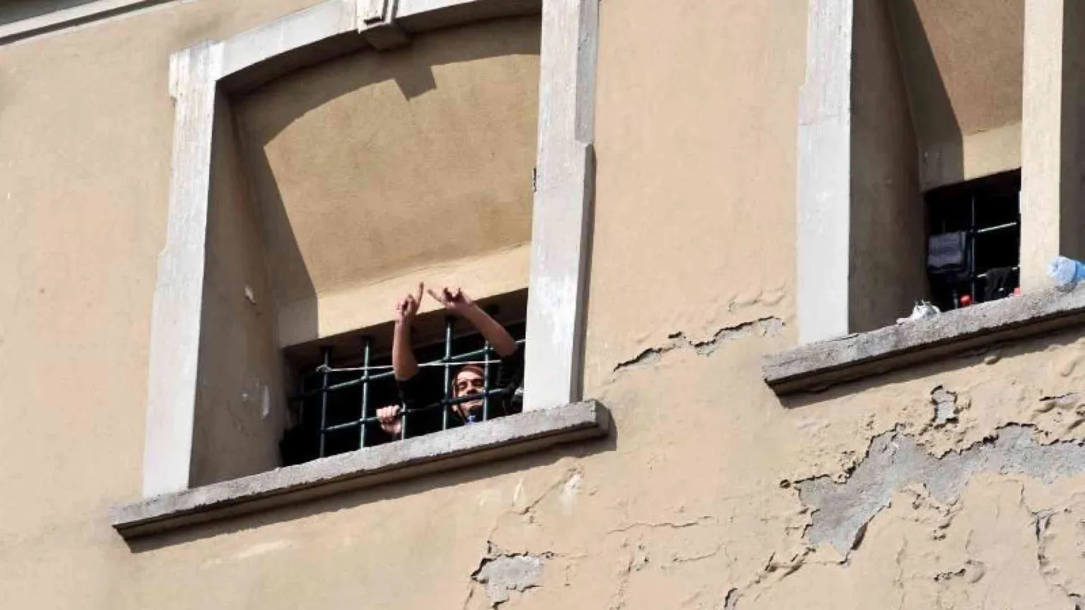 Suicidi, rivolte e 24 bimbi dietro le sbarre: c'è un fine pena mai