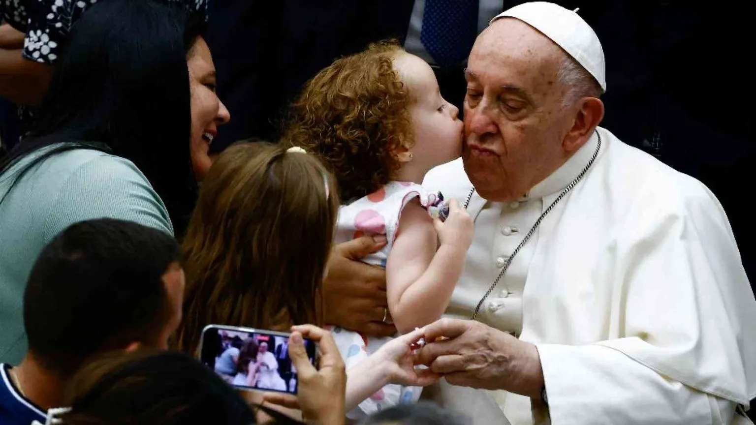 Il Papa: è dalle tasche che il diavolo entra nella nostra vita