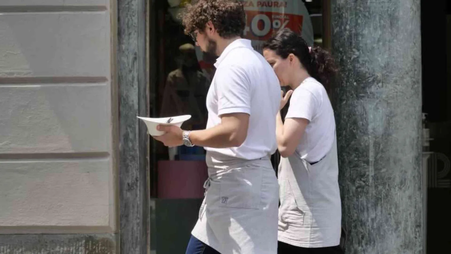 L’estate stremante dei precari: turni lunghi, paghe basse e poche tutele