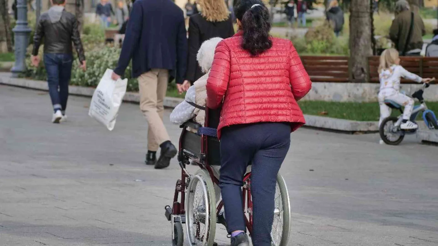 Nel settore del lavoro domestico 200mila colf e badanti invisibili
