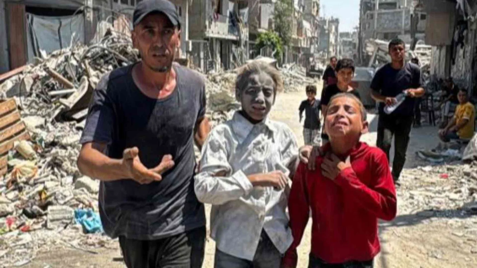 La corsa per non abbandonare Gaza. Emergency entra, da Caritas i vaccini