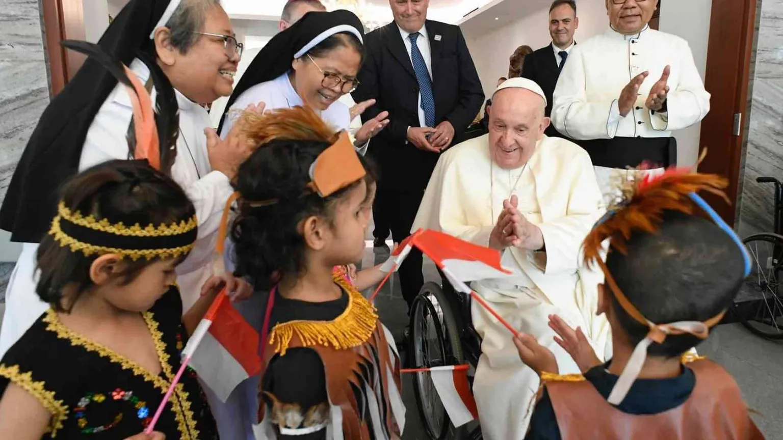 Al via il viaggio del Papa in Asia: subito migranti e rifugiati al centro