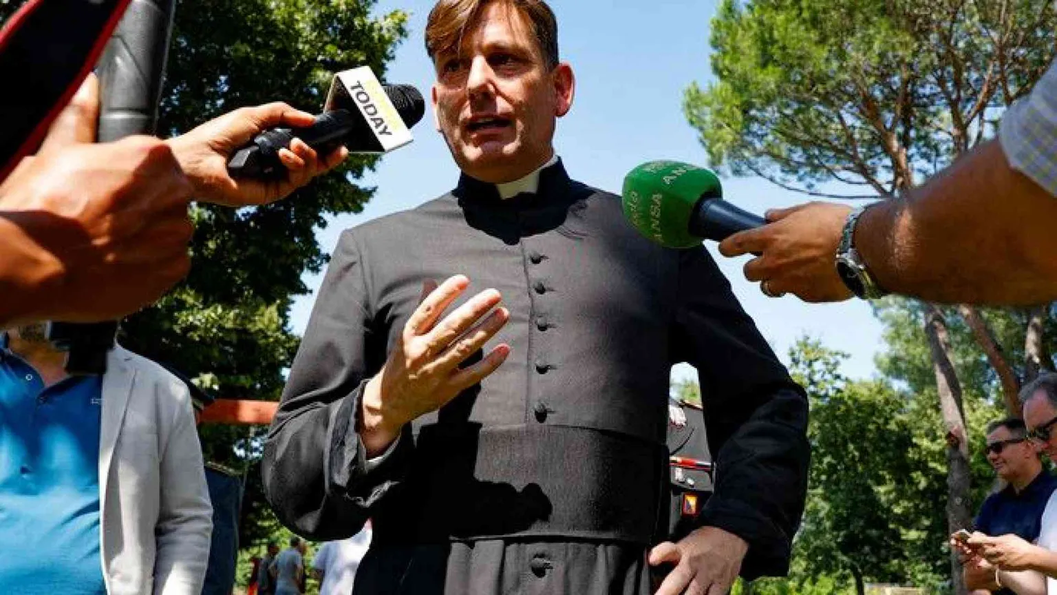 Bottiglie, sassi e insulti a don Coluccia