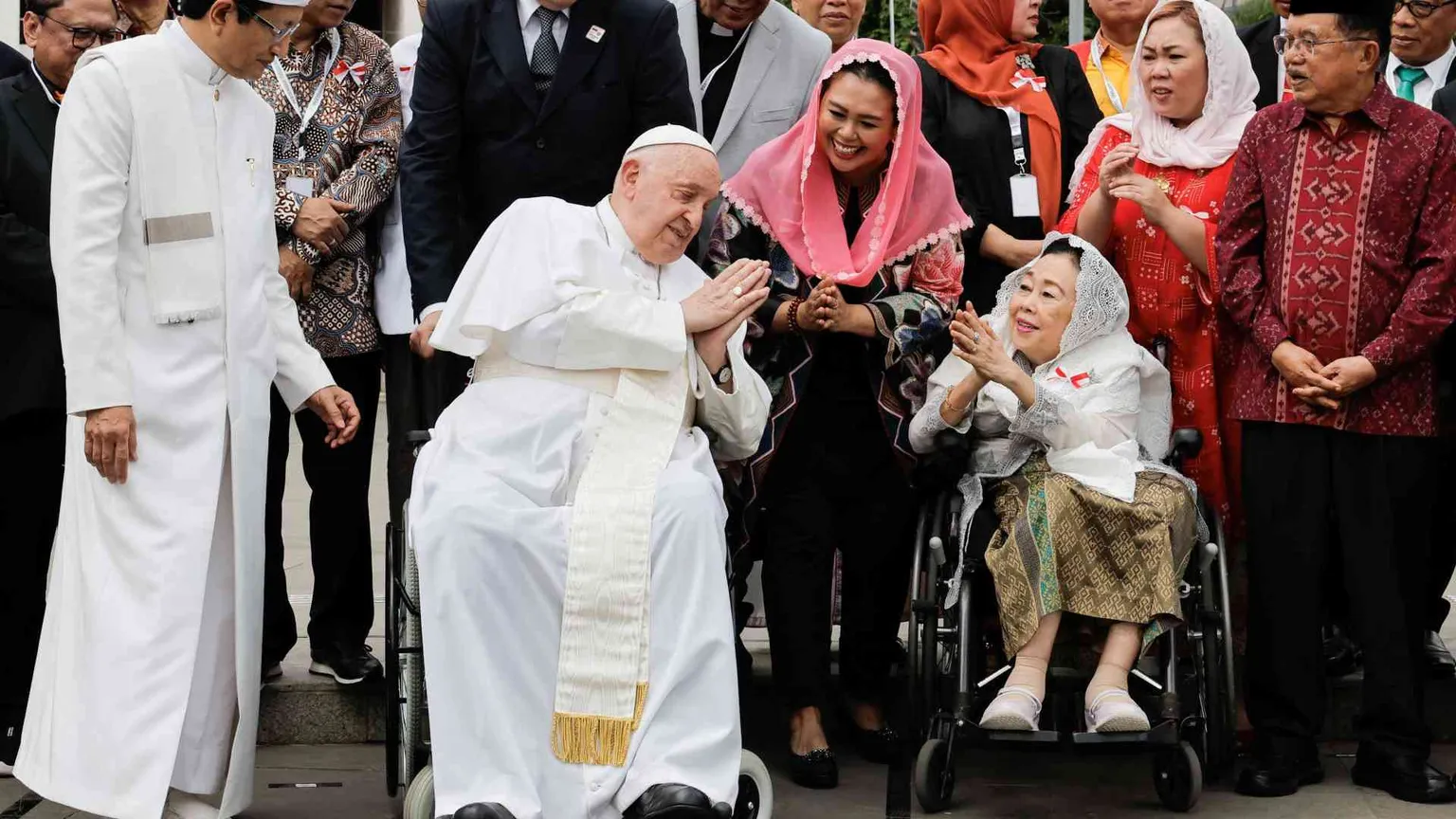 Il Papa in moschea: «Nessuno ceda a integralismo e violenza»