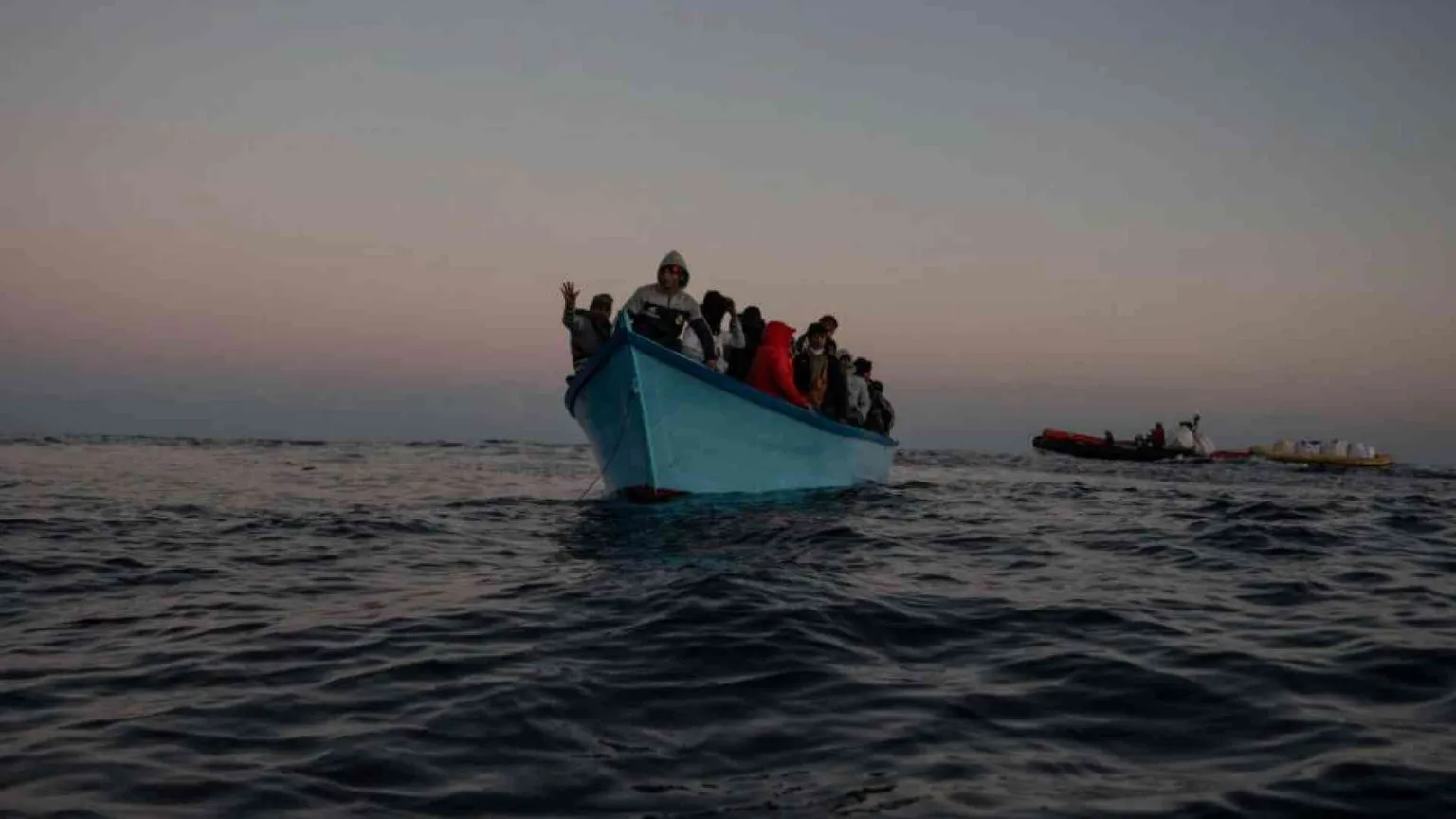 Mediterraneo, alla deriva due barconi