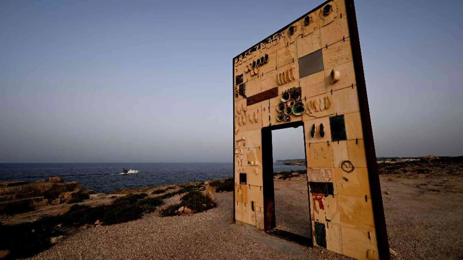 Lampedusa, l'isola che salva persone (e il turismo vola)