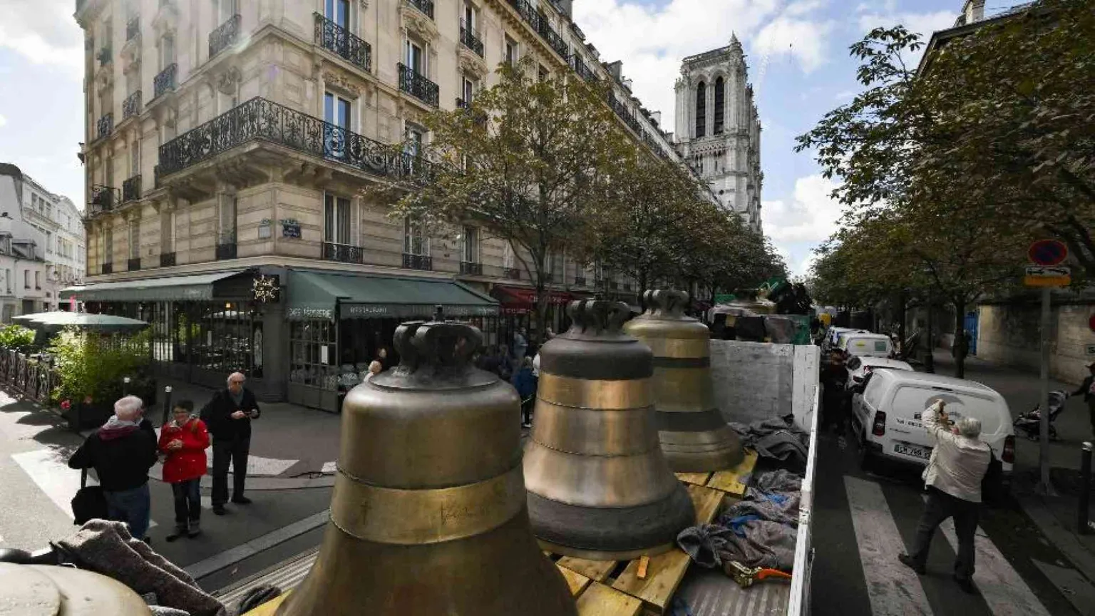 In fila sui tir attraverso Parigi: così le campane sono ritornate a Notre-Dame