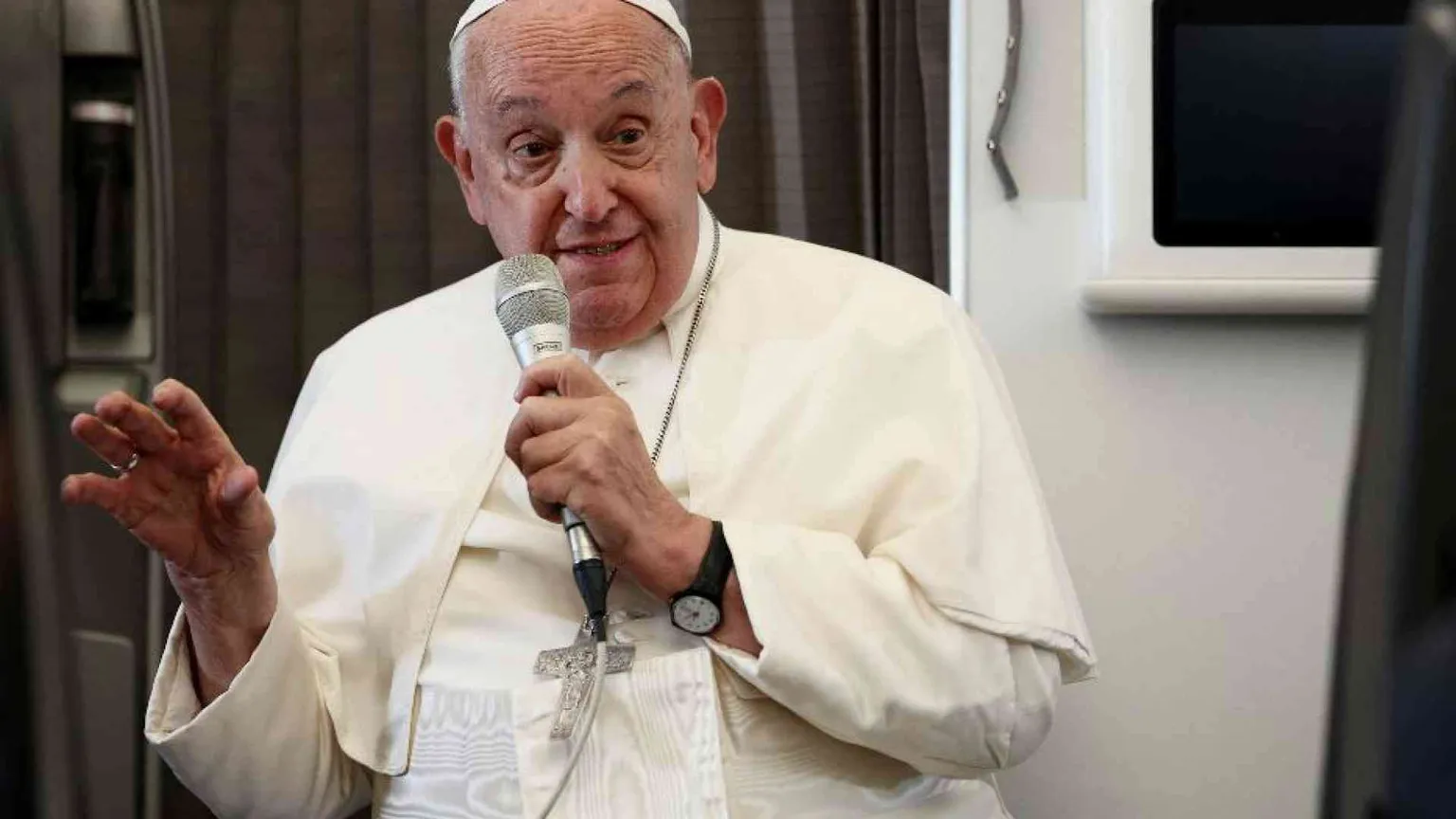 Francesco: «È contro la vita respingere i migranti e promuovere l'aborto»