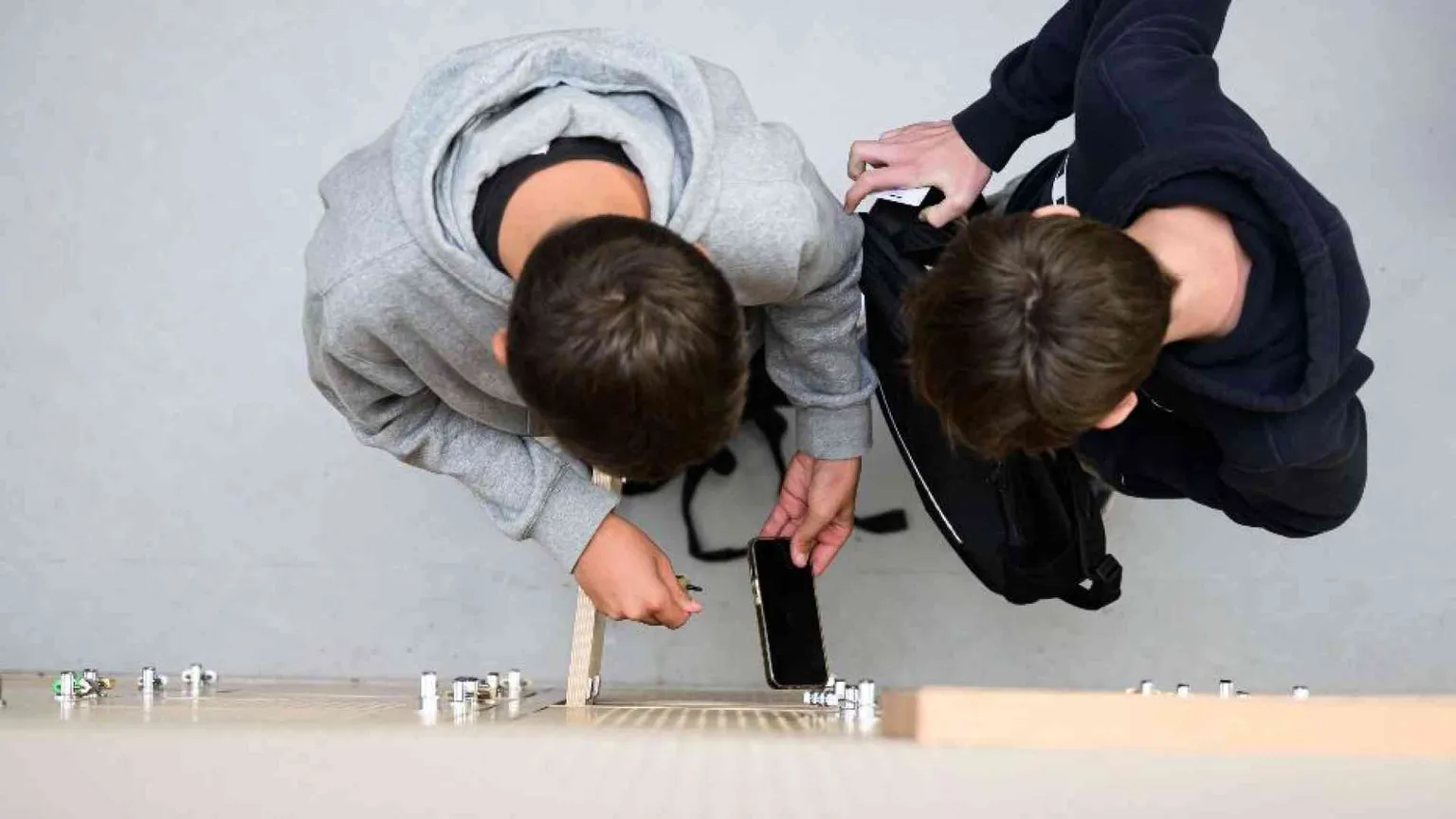 Proibire sposta solo il problema