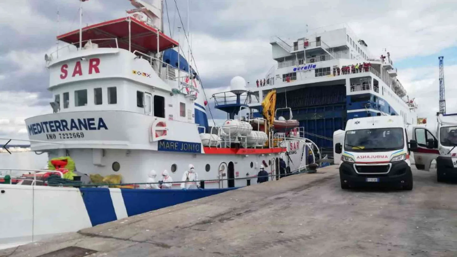 L'ultimo diktat contro le navi Ong: «In mare senza mezzi di soccorso»