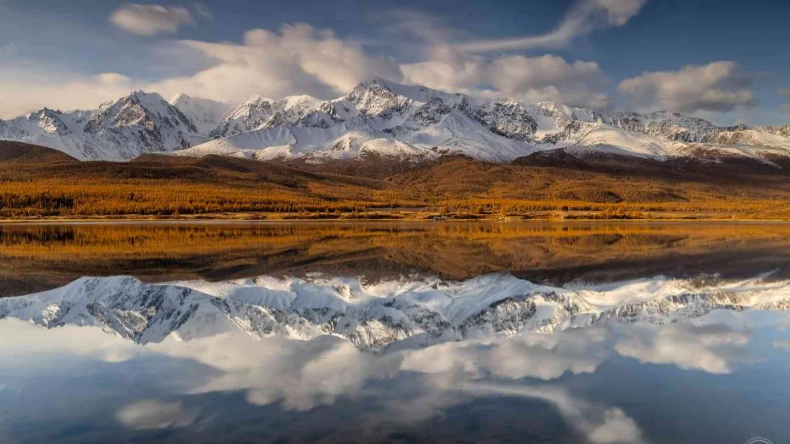 L'autunno dipinto sui Monti Altai, le vette dorate della Siberia