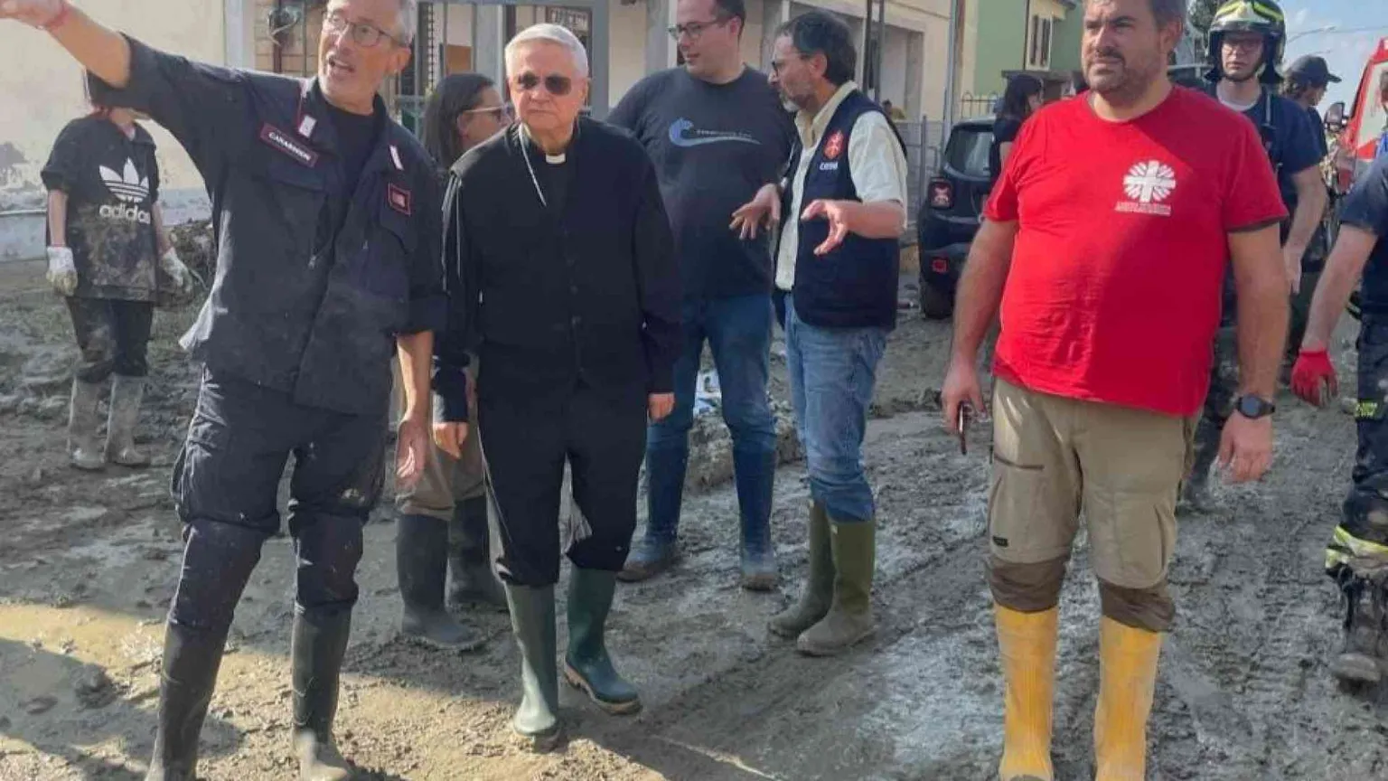 Il vescovo nel fango, a Bagnacavallo: «Vi risolleverete»