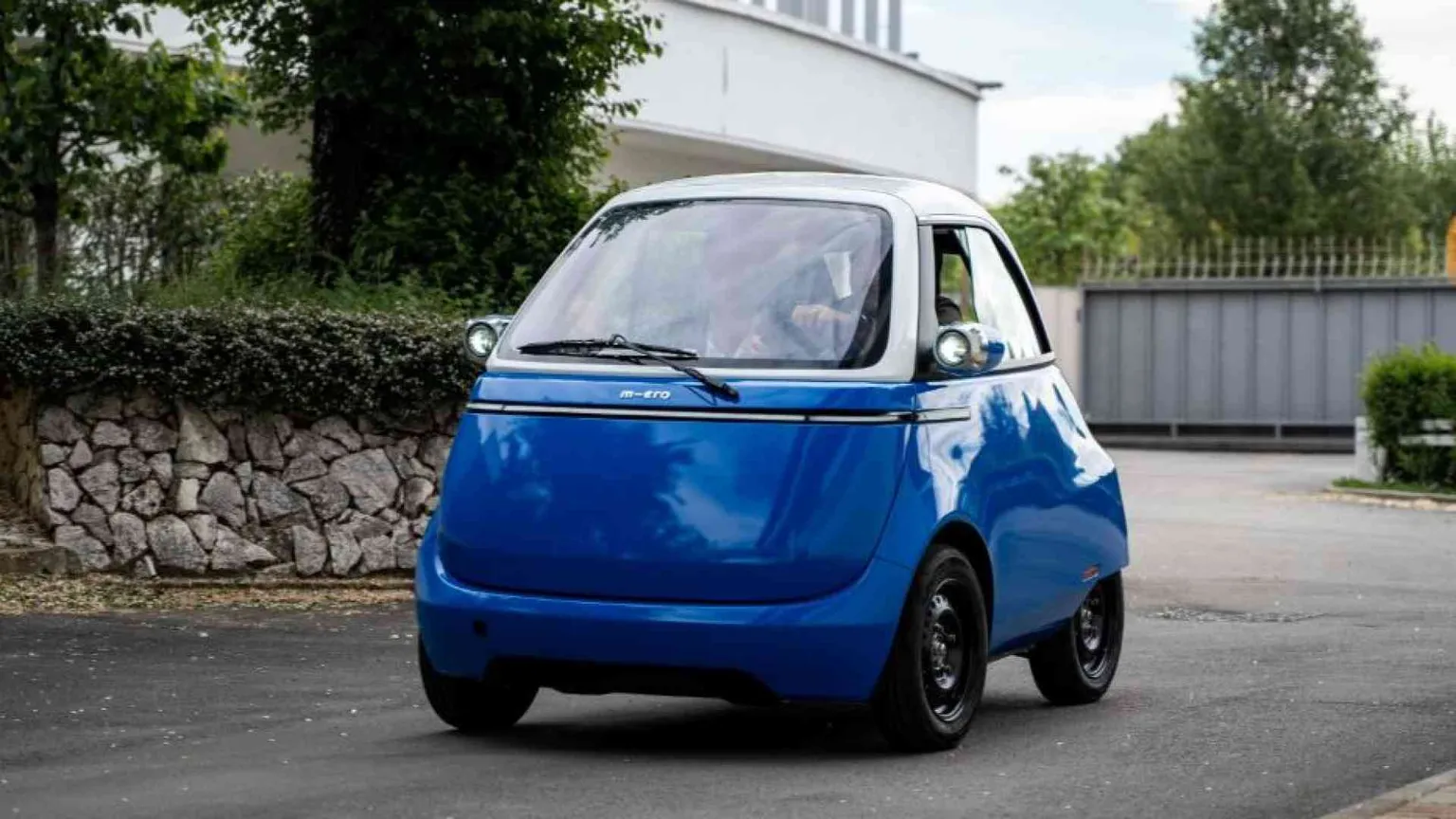 Al volante della Microlino: scopriamo la "bubble car" piemontese