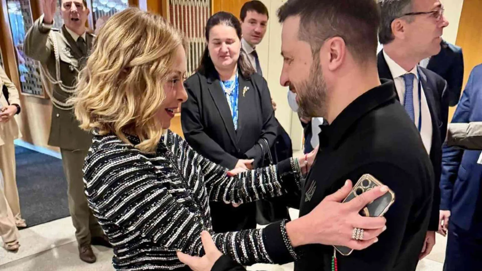 Meloni a Zelensky: «Continueremo ad essere al tuo fianco»