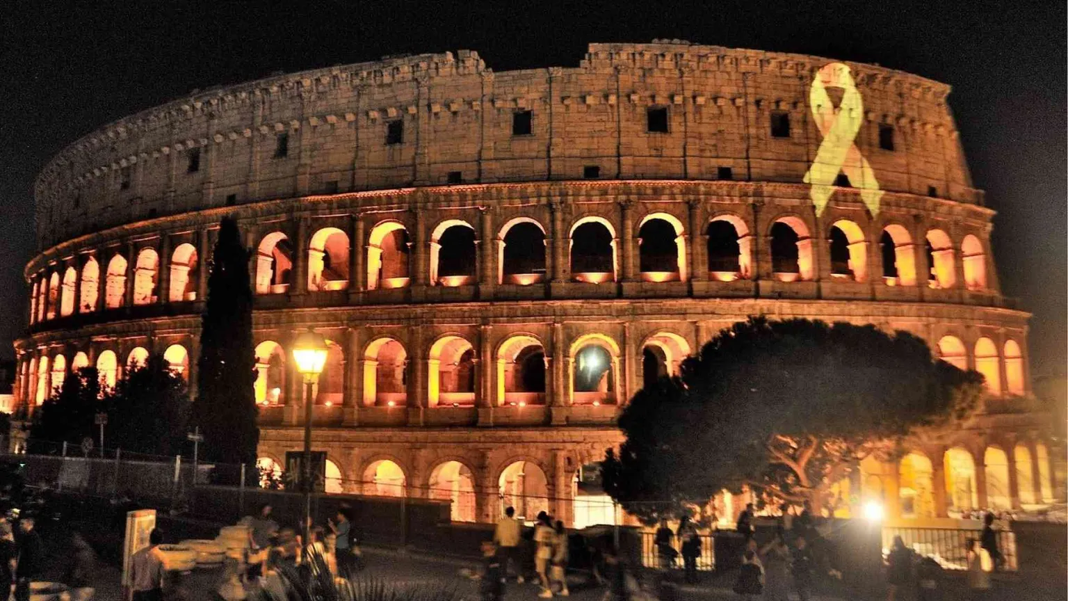 Un nastro d'oro illumina il Colosseo per aiutare i bambini malati di cancro