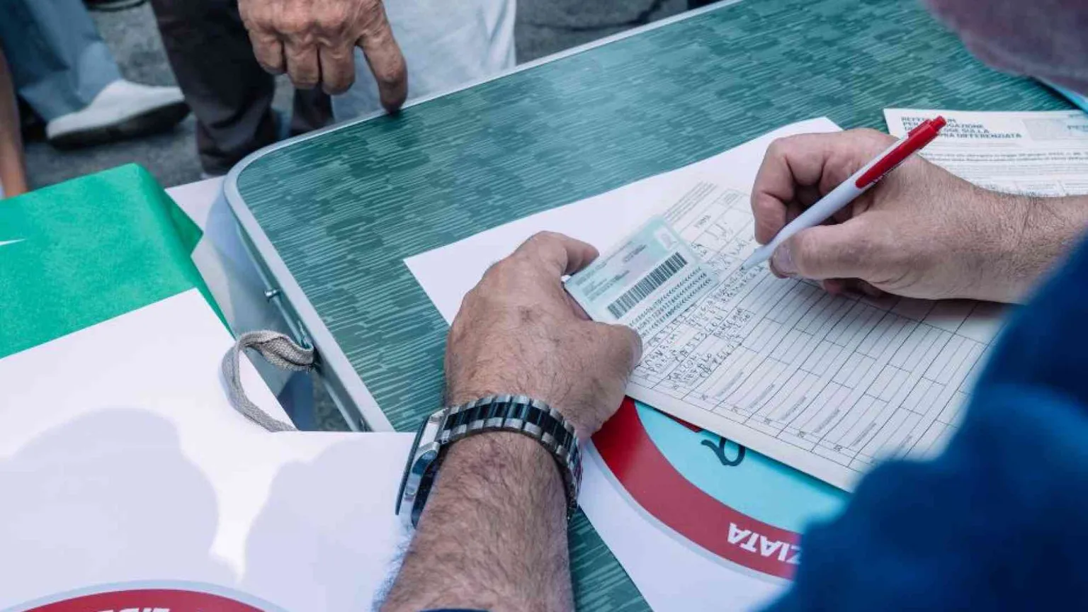 La sfida all'Autonomia: 1,3 milioni di firme per cancellare la legge