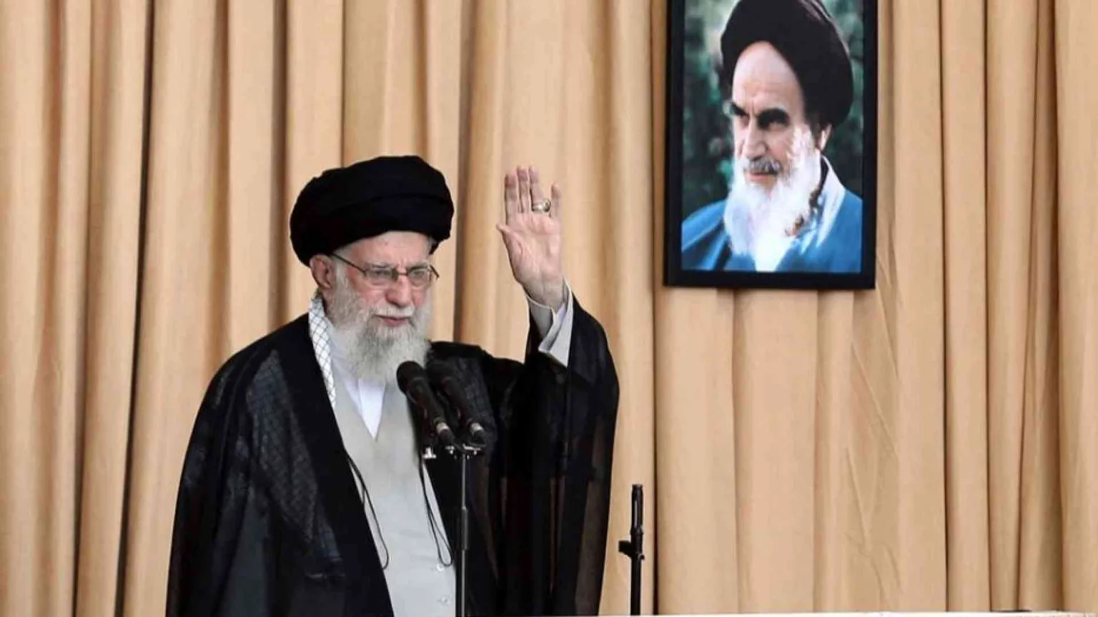 Khamenei ricompare in piazza col fucile: se necessario colpiremo ancora