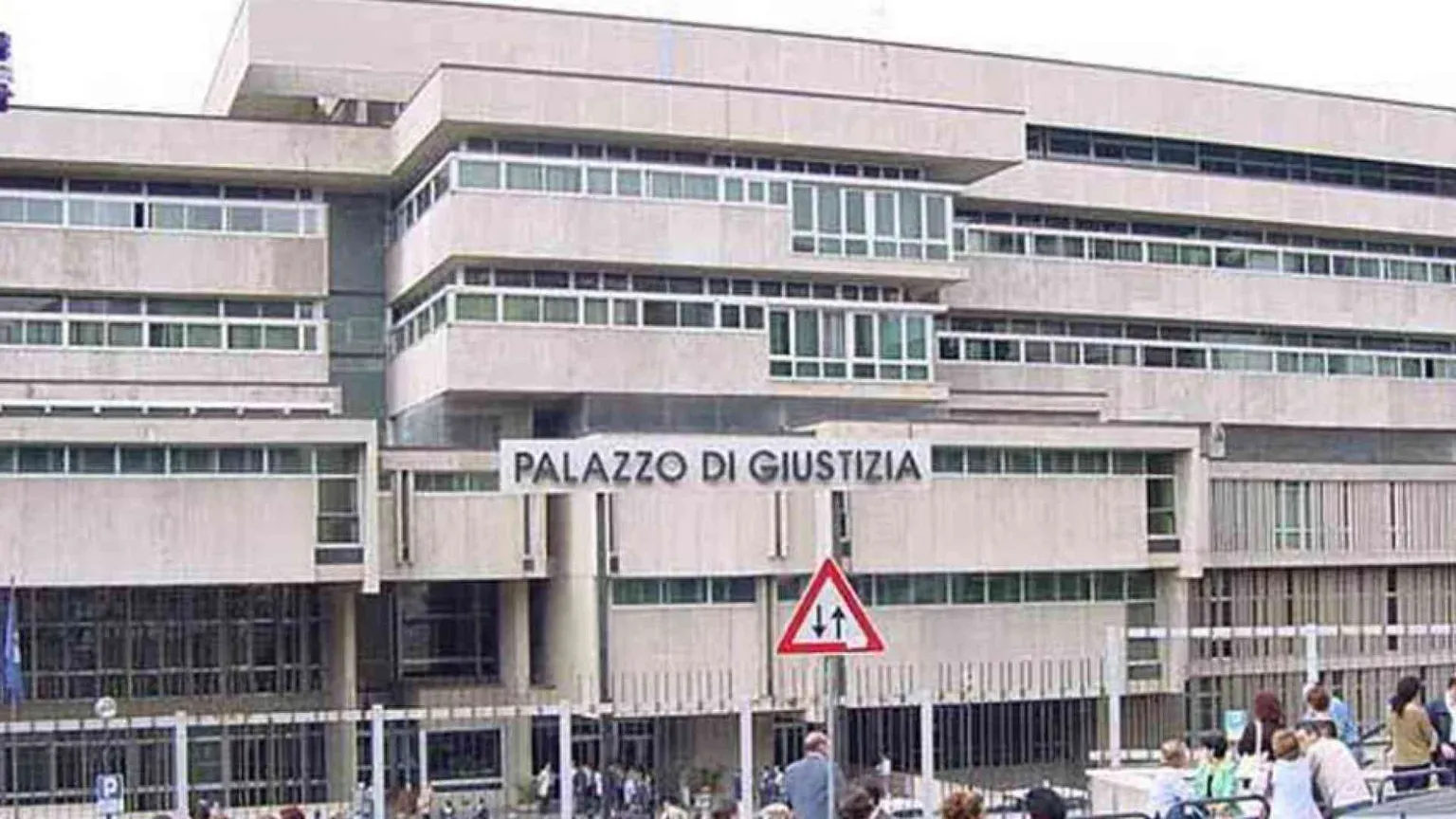 La statua della Madonna si “inchina” al boss. È polemica in Basilicata