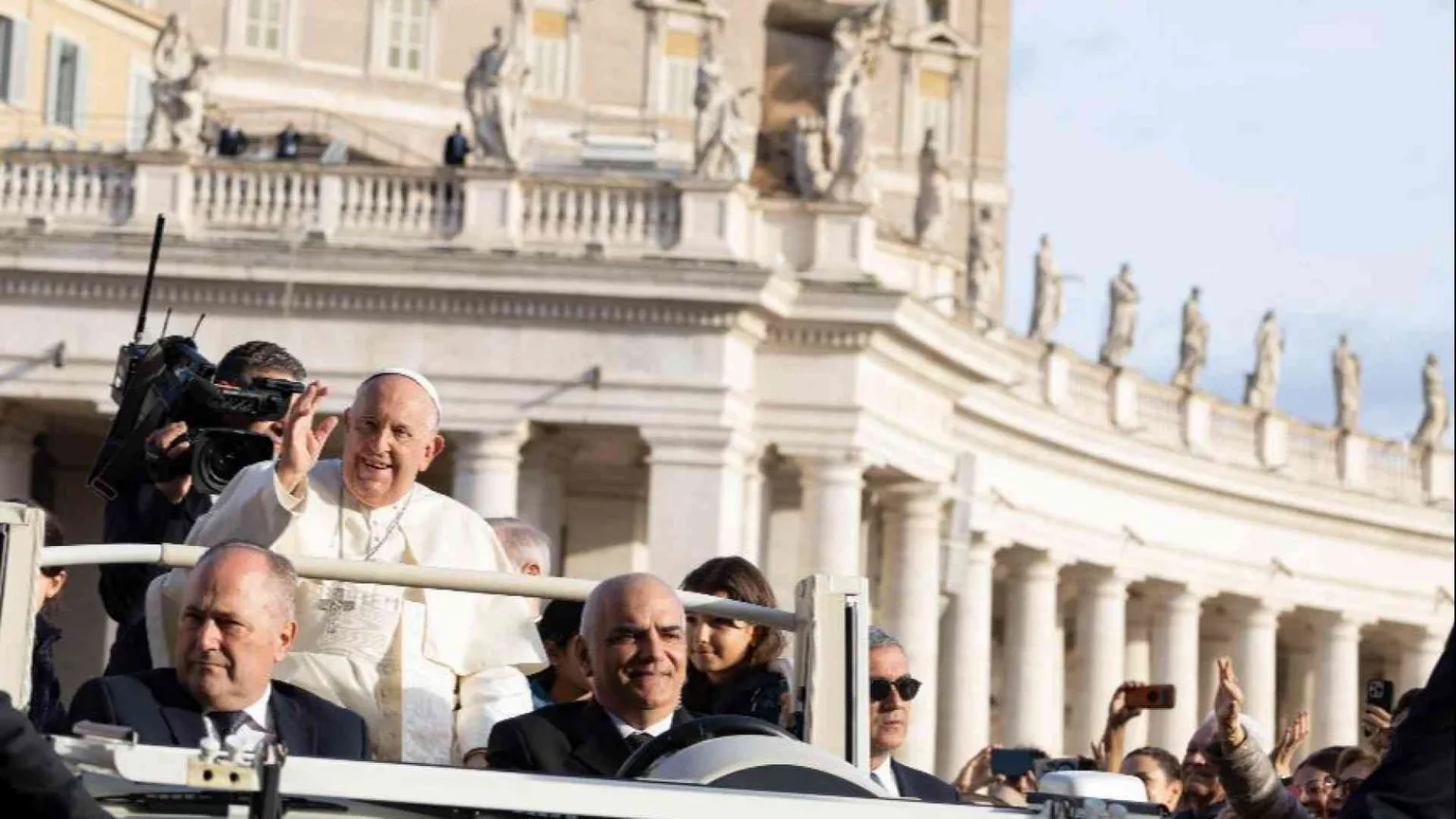 Il Papa: affidiamo a Maria coloro che soffrono la pazzia della guerra