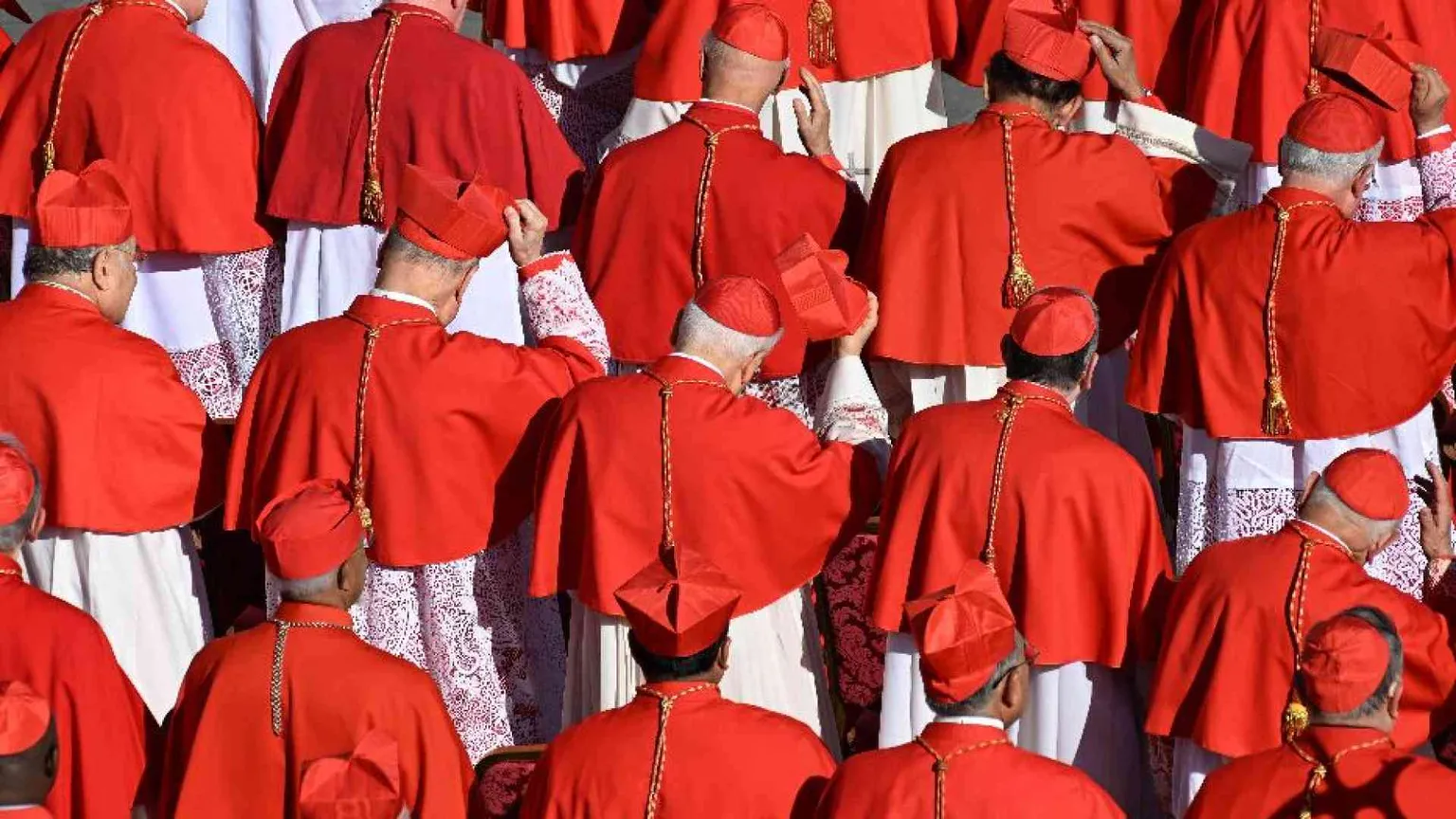 I cardinali? Mani unite e piedi nudi