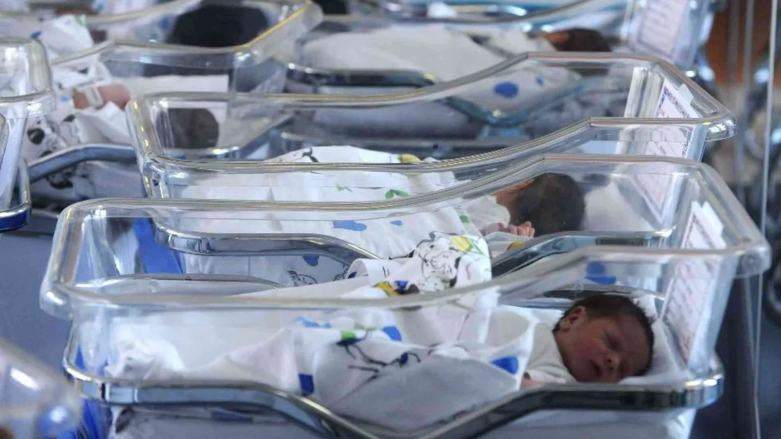Non s'arresta il crollo delle nascite in Italia: nel 2023 sono state 379.890