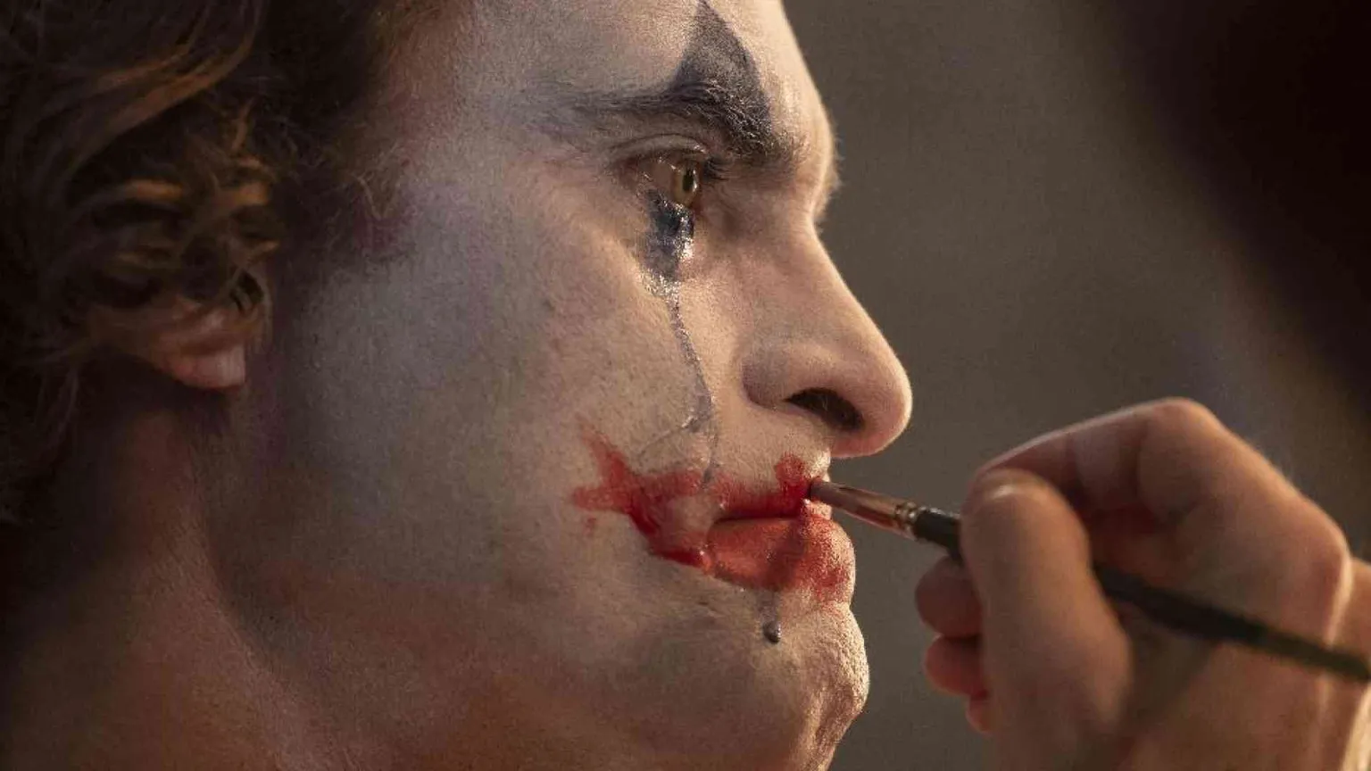 Con uno sguardo di donna a Joker cade la maschera