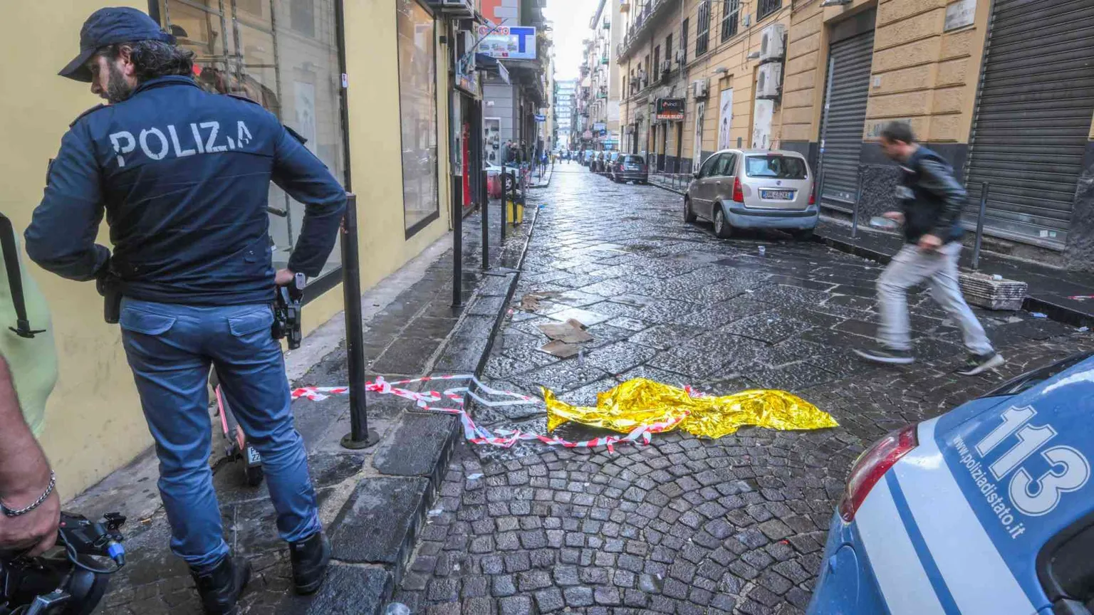 Uno studente di 15 anni è stato ucciso in una sparatoria a Napoli