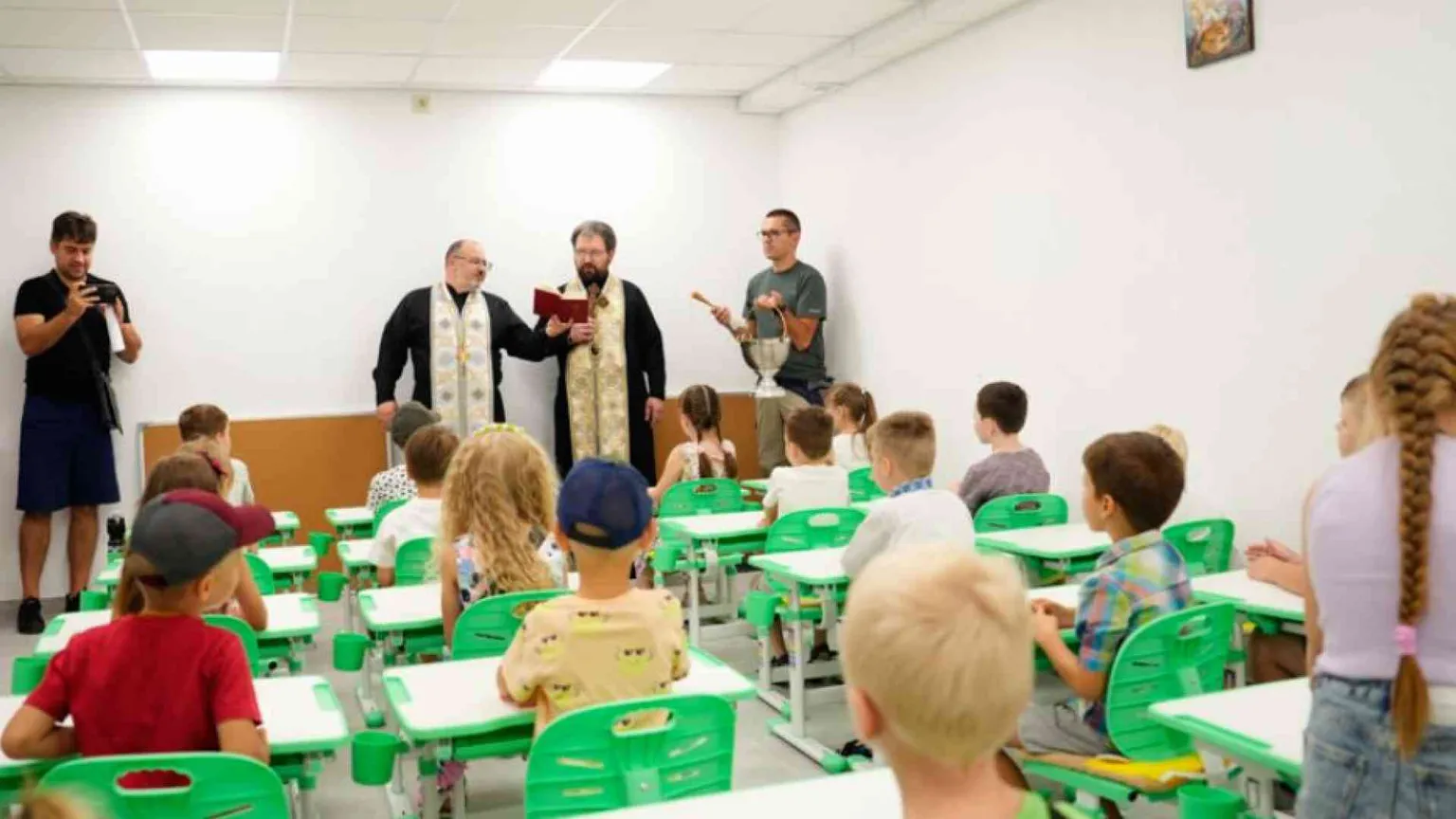 «Io vescovo e la scuola interrata sotto la chiesa che dà speranza ai bambini»