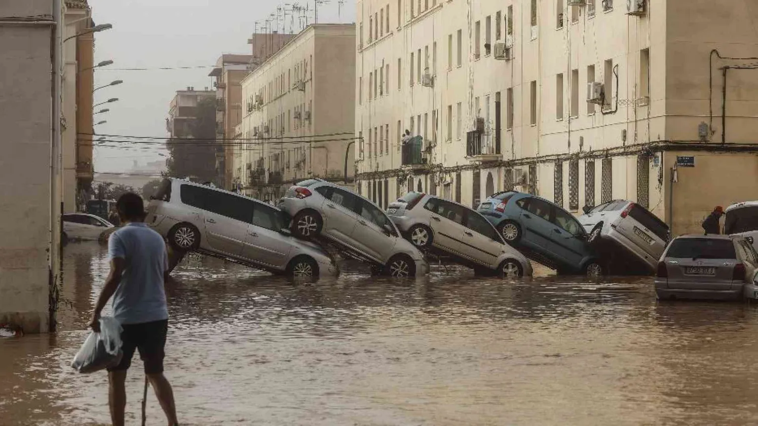 «Tempesta perfetta» travolge Valencia: 95 le vittime