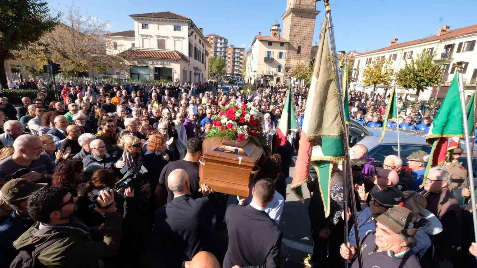 Lacrime e abbracci per Matilde Lorenzi. La sorella: «Buona discesa libera»