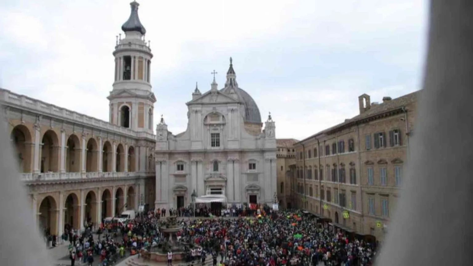 I migranti stranieri pellegrini alla Santa Casa: camminiamo insieme verso Dio