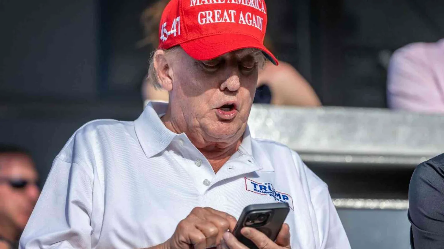Caccia a Théo, il francese che ha “sbancato” con Donald Trump