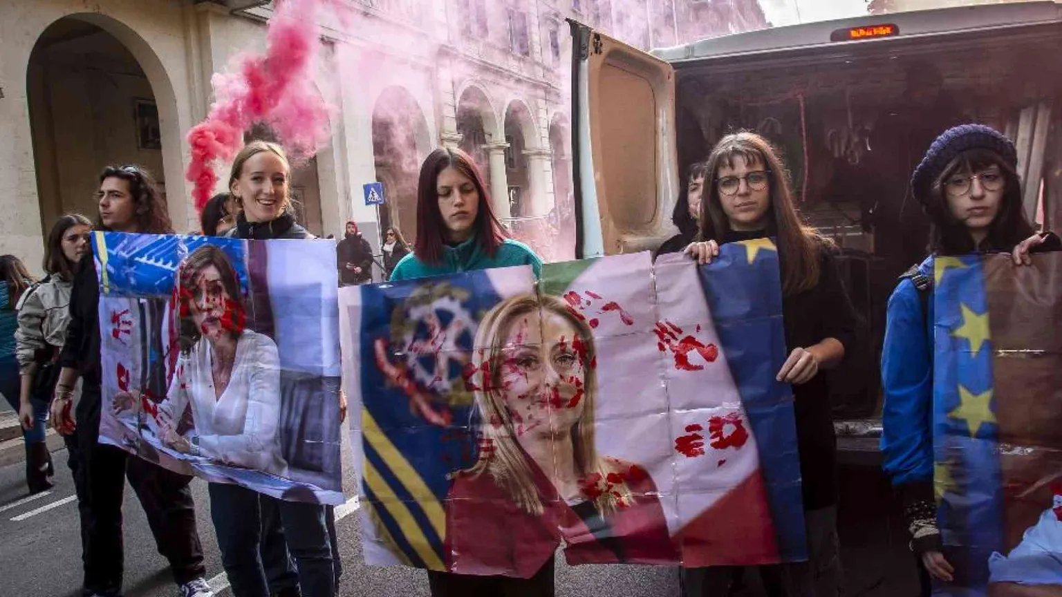 Gli studenti contro il governo: scontri a Torino e 20 poliziotti feriti