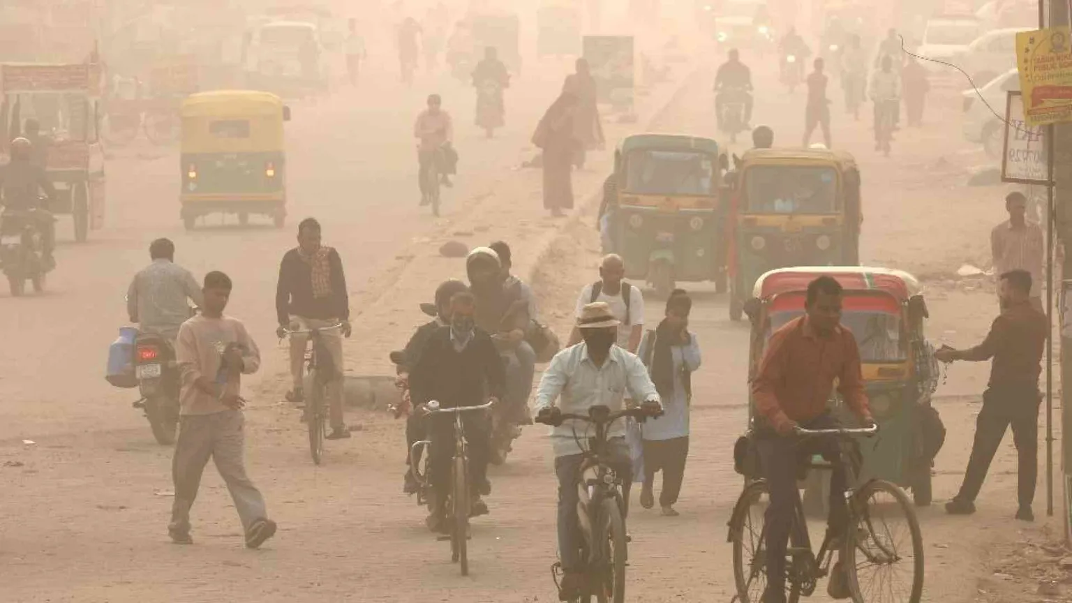 Scuole e cantieri chiusi, uffici a «metà»: a New Delhi lo smog a livello record