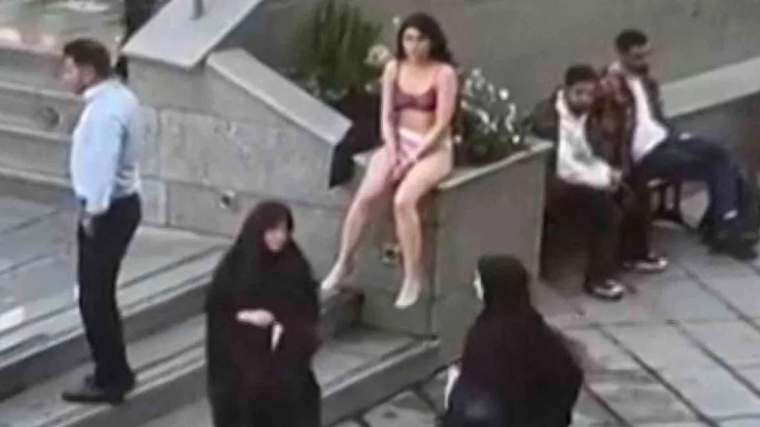 «È malata di mente», Teheran ha rilasciato la giovane che si era spogliata