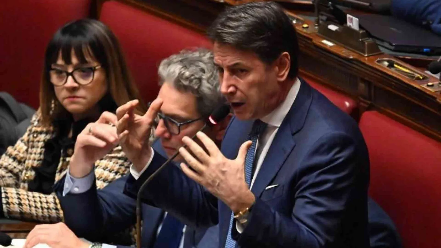 Conte indica l’area progressista. Ma in Aula Pd e 5s votano divisi
