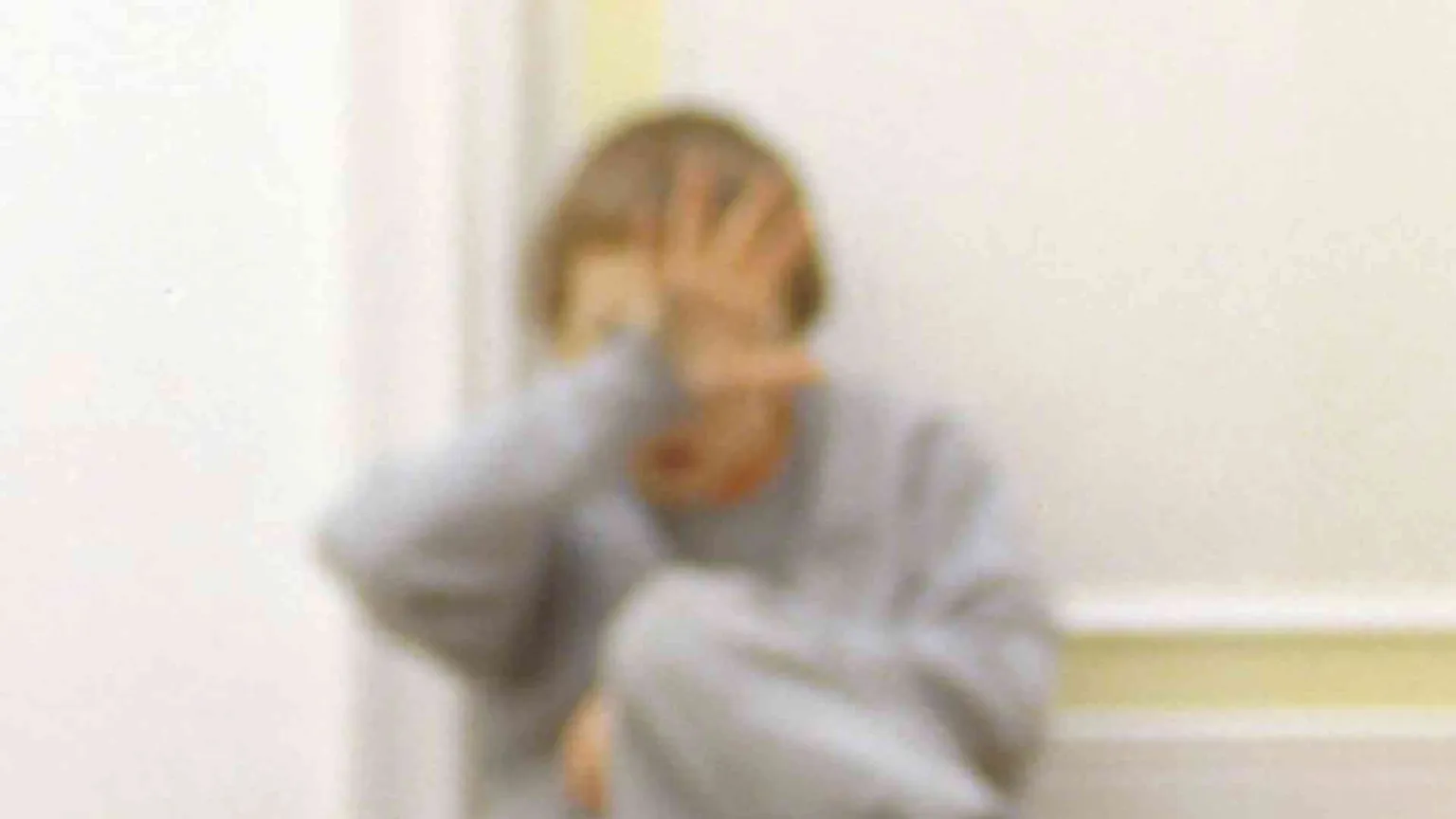 Per tre anni tenne la figlia in un cassetto nascosta al mondo