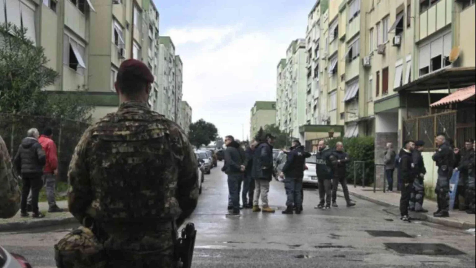 La bonifica di Caivano: 1.200 agenti e militari per sgomberare gli abusivi
