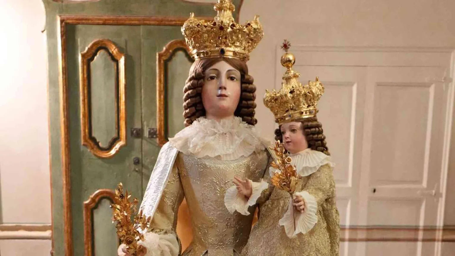 L'alta moda ridisegna l'abito della Madonna della Bruna