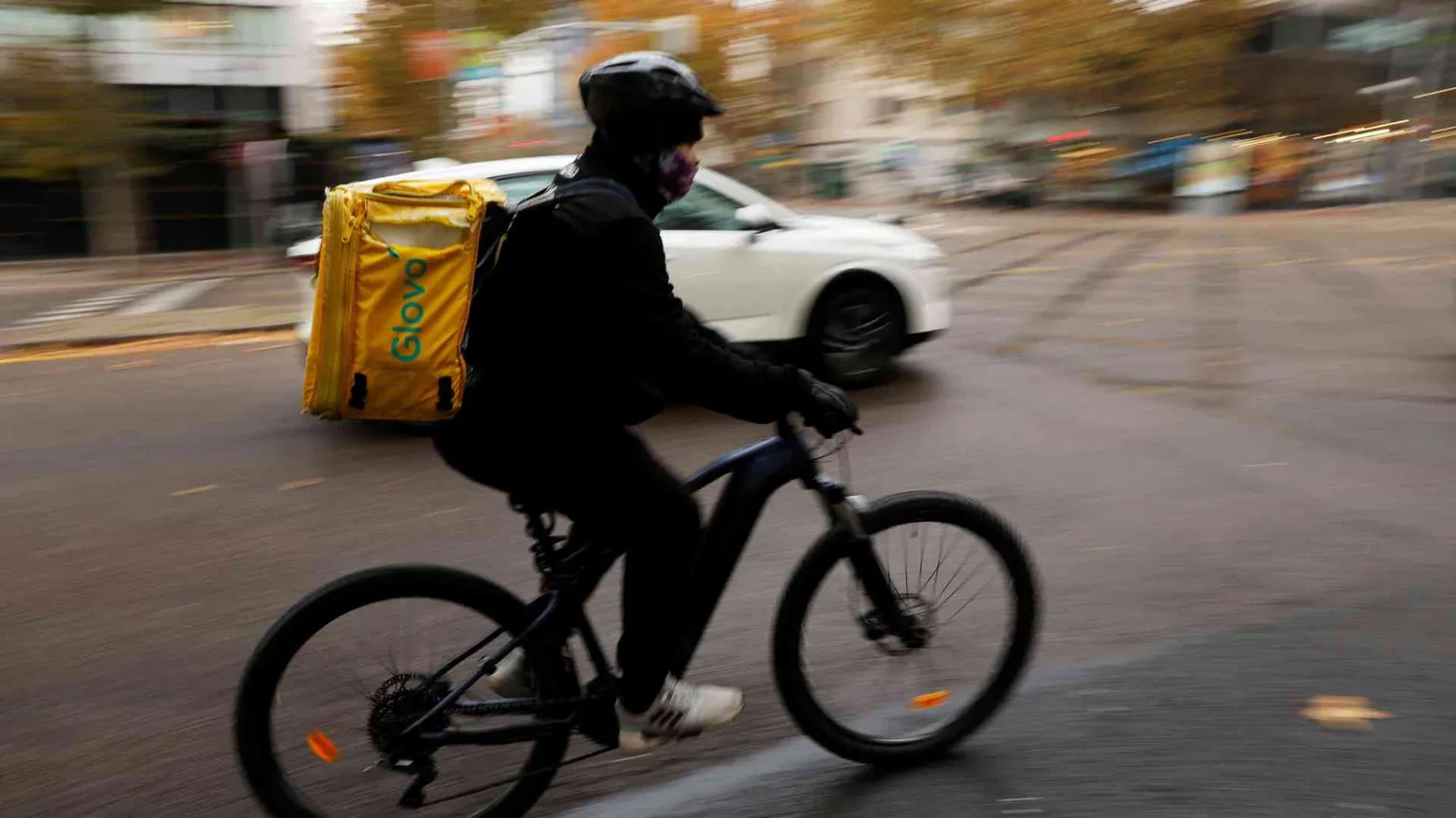 Glovo costretta ad assumere i suoi 15mila rider in Spagna