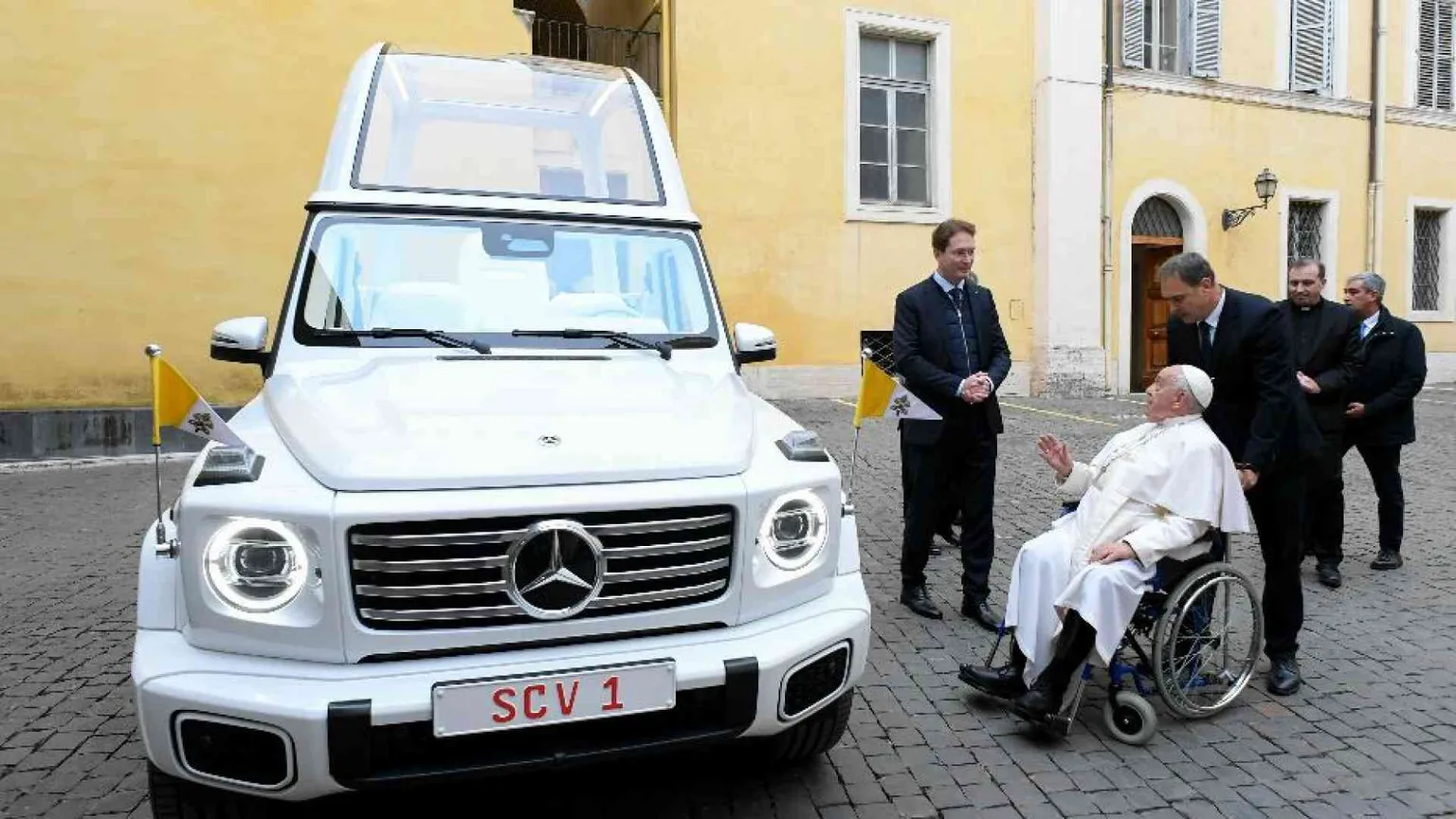 Francesco riceve da Mercedes la prima Papamobile elettrica