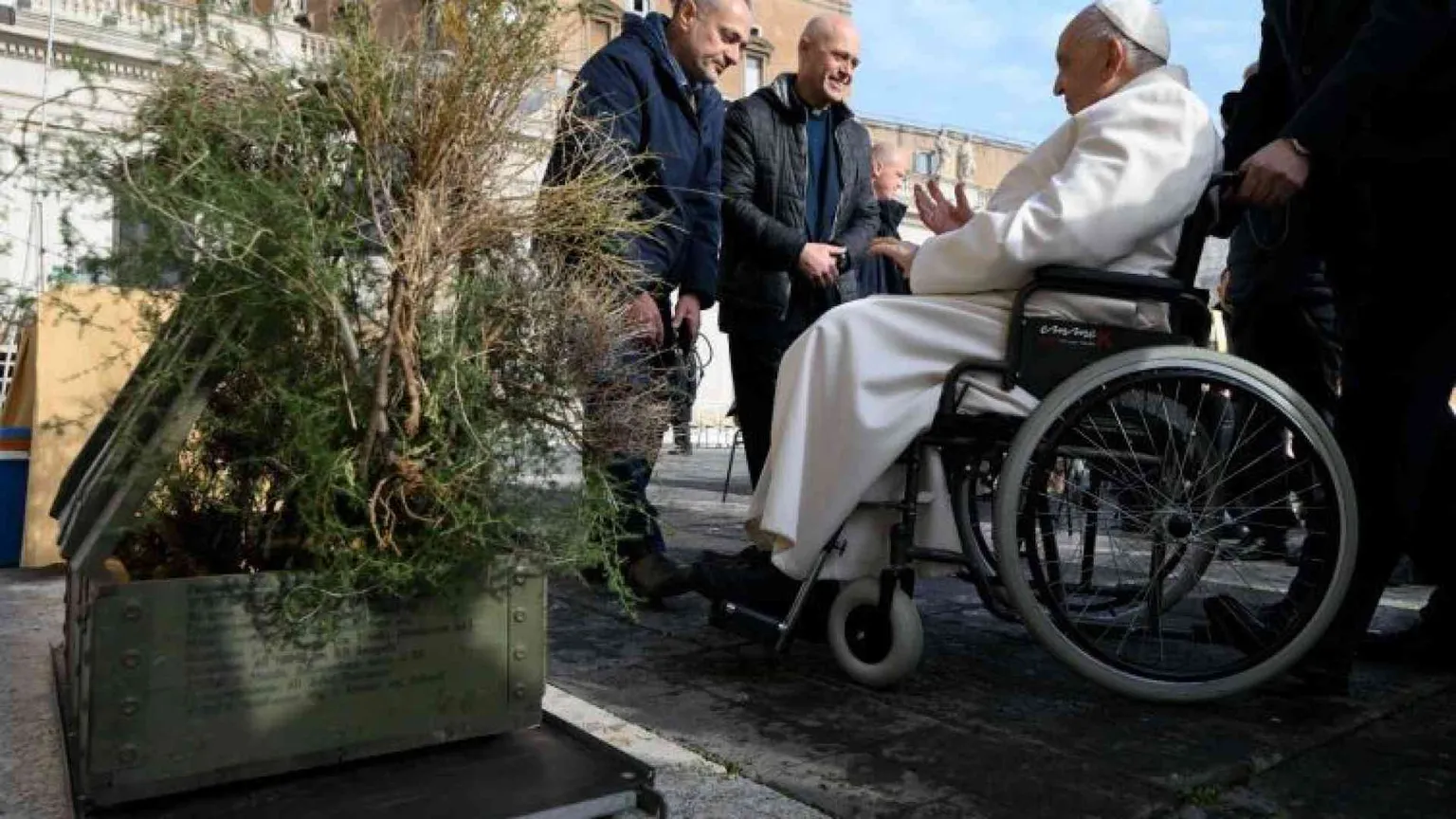 Donata al Papa la cassa di munizioni russe diventata fioriera. «Segno di pace»