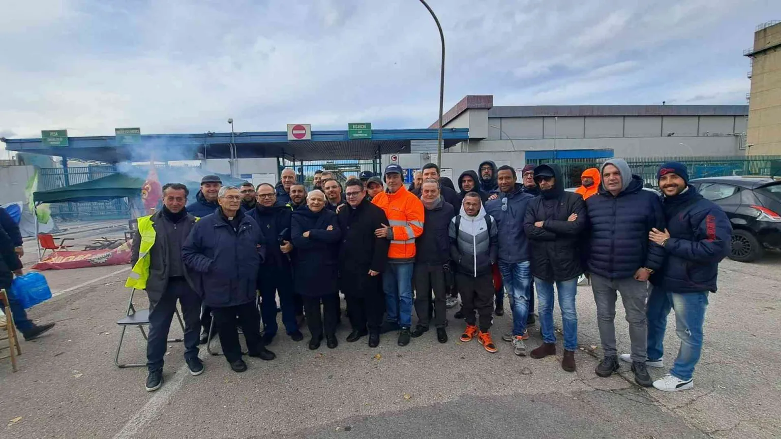 Stellantis, i parroci di Pomigliano davanti ai cancelli con i lavoratori