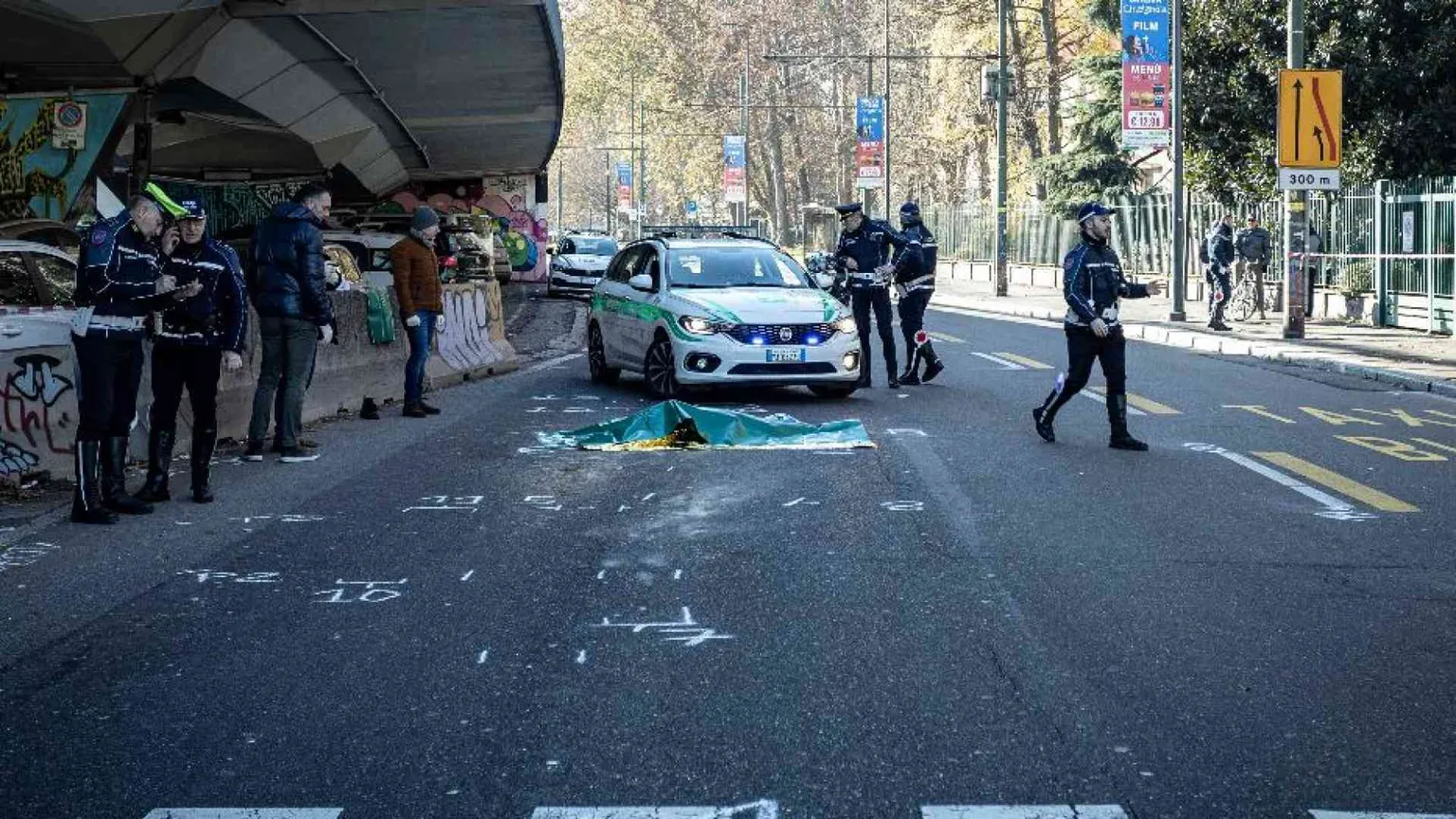 Una donna è stata travolta da un Tir mentre attraversava con i bambini