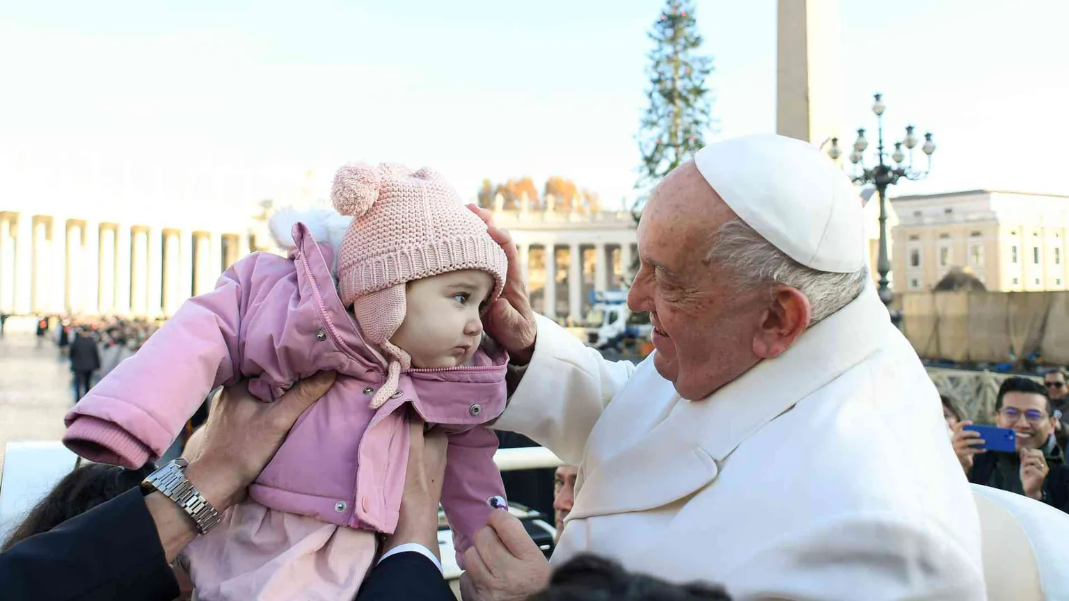 Il Papa e la pace: «Condonare debiti, proteggere la vita, no alle armi»